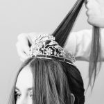 Schritt 2 Opernballfrisur_Swarovski-Tiara 2018_157 kl