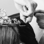 Schritt 4-1 Opernballfrisur_Swarovski-Tiara 2018_166 kl