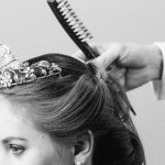 Schritt 6 Opernballfrisur_Swarovski-Tiara 2018_198 kl