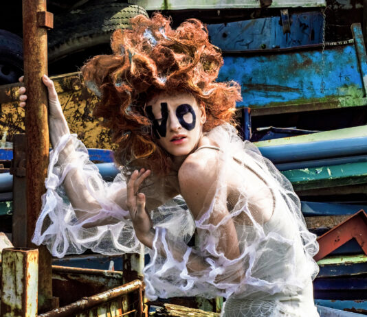 Toxic Fashion – eine Kollektin, die auf die Realität unserer Konsumkultur aufmerksam macht!